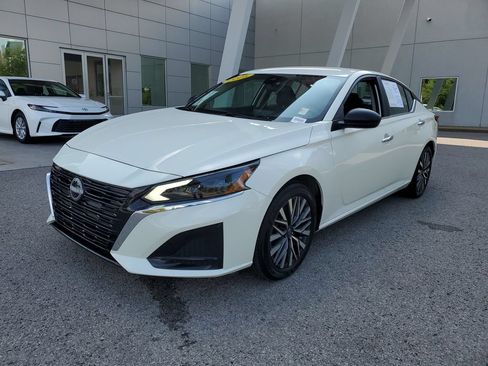 Certified 2025 Nissan Altima 2.5 SV FWD image 2