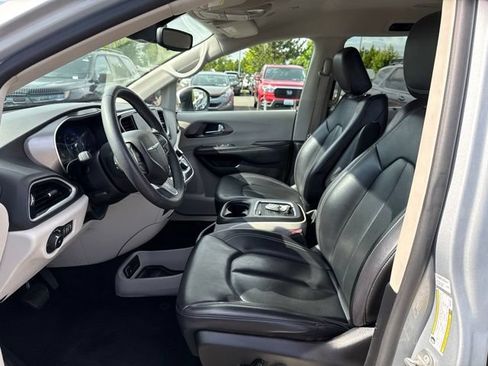 Used 2023 Chrysler Pacifica Touring-L FWD image 13