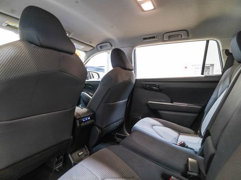 Used 2024 Toyota Highlander LE AWD/4WD image 14