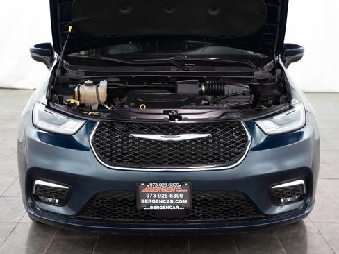 Used 2023 Chrysler Pacifica Touring-L FWD image 3