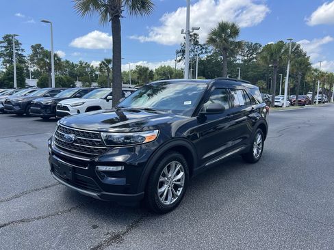 Used 2021 Ford Explorer XLT w/ Equipment Group 202A AWD/4WD image 5