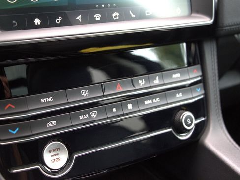 Used 2020 Jaguar F-PACE Prestige image 31