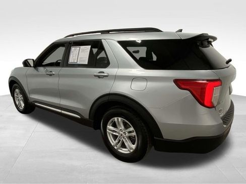 Used 2023 Ford Explorer XLT image 4