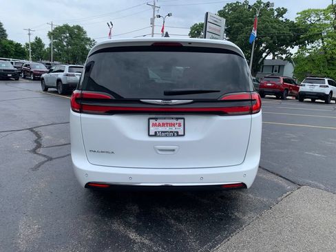 Used 2023 Chrysler Pacifica Touring-L FWD image 6