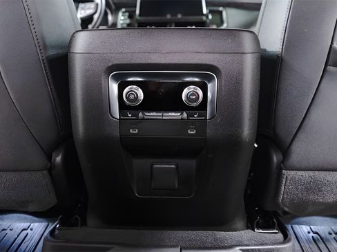 Used 2022 GMC Yukon XL SLT w/ SLT Luxury Package image 30