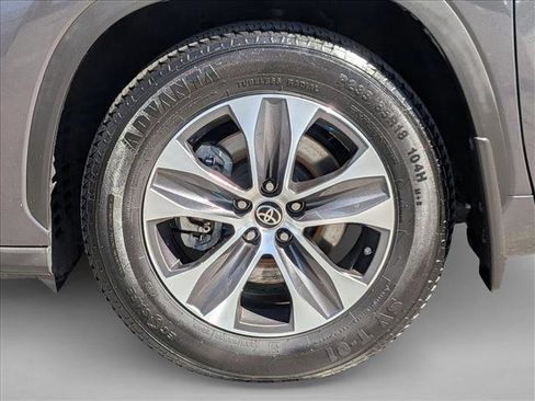 Certified 2021 Toyota Highlander XLE image 26