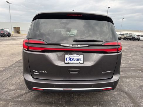 Used 2023 Chrysler Pacifica Limited image 7