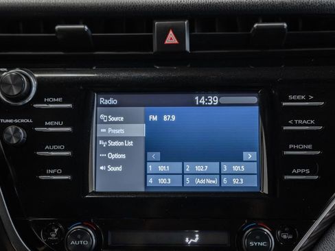 Used 2018 Toyota Camry XLE image 21