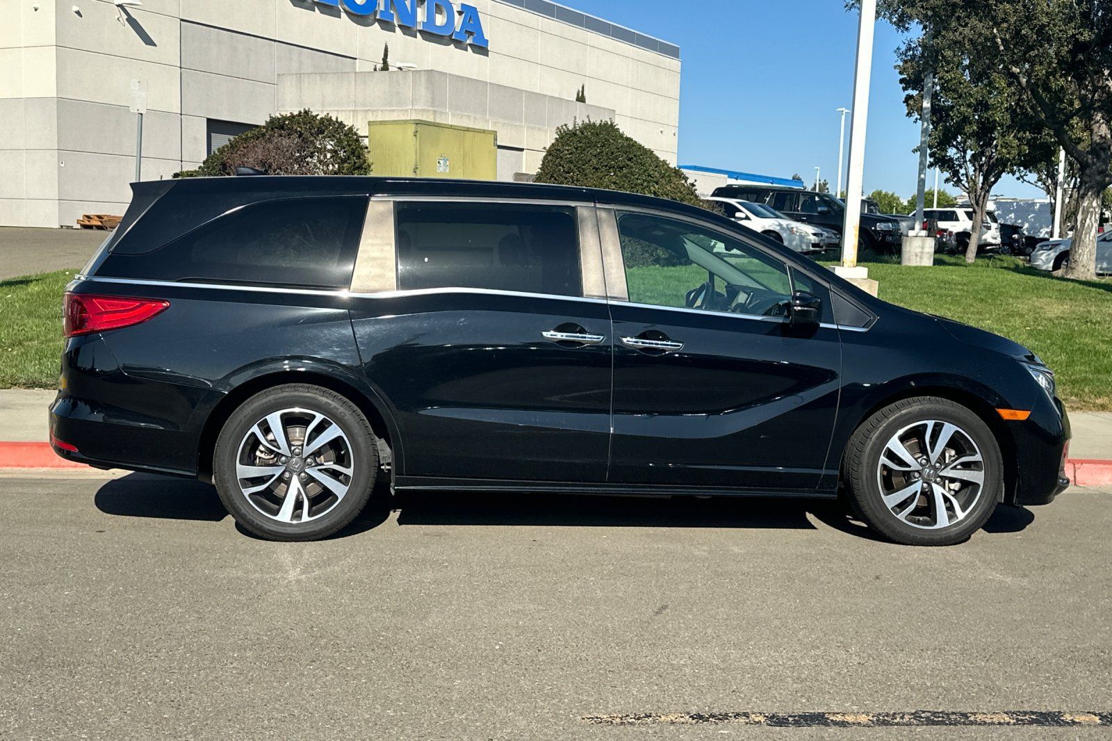 Certified 2024 Honda Odyssey Touring image 3
