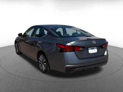Used 2025 Nissan Altima 2.5 SV FWD image 11