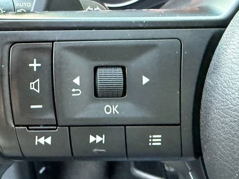 Used 2023 Nissan Rogue S image 13