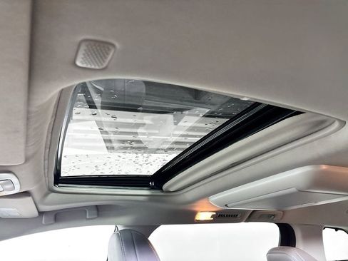 Used 2023 Toyota Sienna Limited image 19