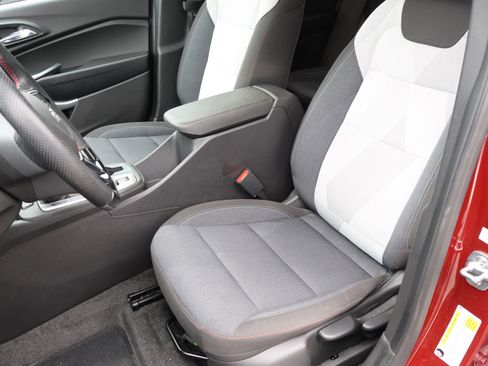 Used 2025 Chevrolet Trax RS w/ Sunroof Package image 40