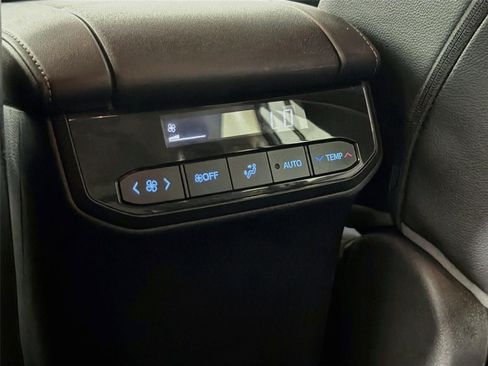 Used 2021 Toyota Highlander XLE FWD image 25