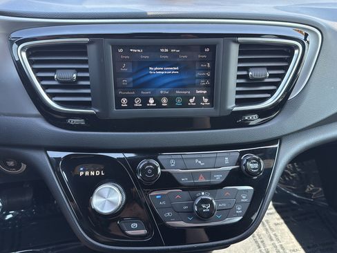 Used 2019 Chrysler Pacifica Touring Plus w/ S Appearance Package FWD image 18