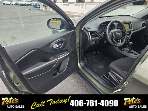 Used 2019 Jeep Cherokee Latitude w/ Popular Appearance Group AWD/4WD image 16