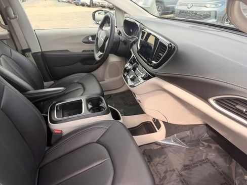 Used 2024 Chrysler Pacifica Touring-L FWD image 15