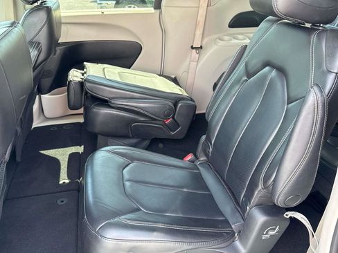 Used 2023 Chrysler Pacifica Touring-L FWD image 14