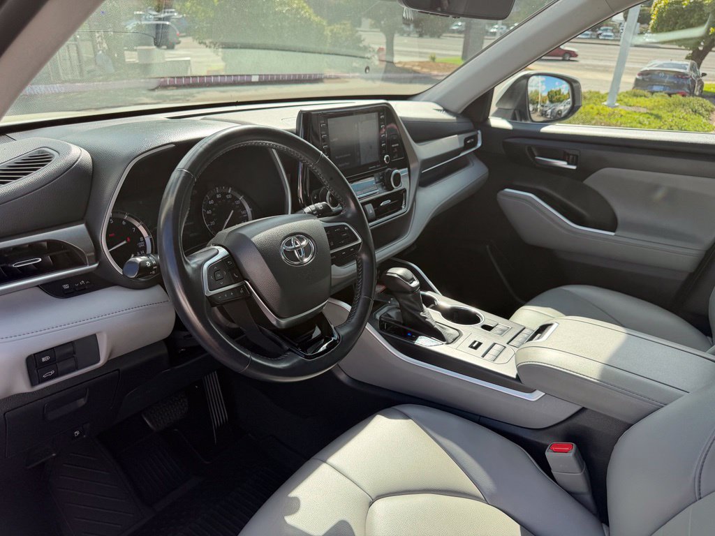 Used 2021 Toyota Highlander XLE AWD/4WD image 15