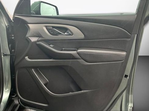 Used 2023 Chevrolet Traverse LT image 17