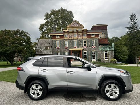 Used 2020 Toyota RAV4 XLE w/ Convenience Package AWD/4WD image 12