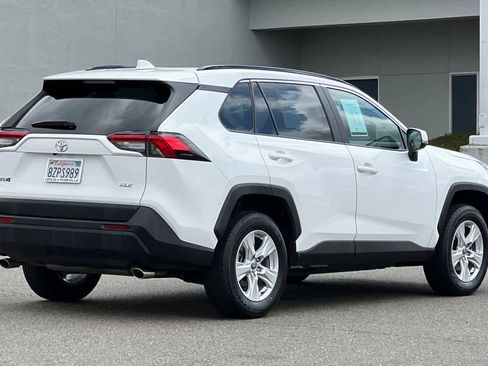 Used 2021 Toyota RAV4 XLE w/ Convenience Package FWD image 2