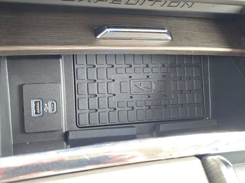 Used 2024 Ford Expedition Limited image 28