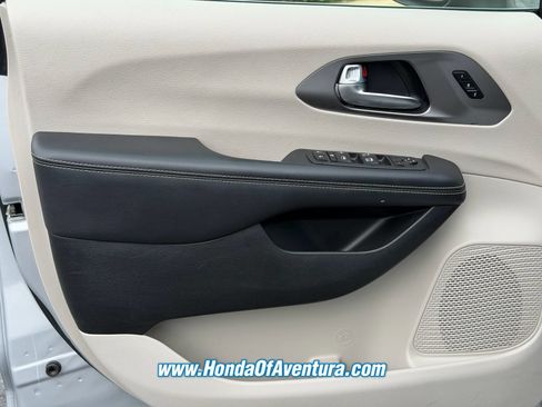 Used 2023 Chrysler Pacifica Touring-L FWD image 21