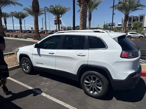 Used 2019 Jeep Cherokee Latitude Plus FWD image 2