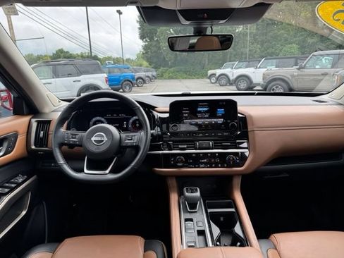 Used 2025 Nissan Pathfinder Platinum FWD image 19