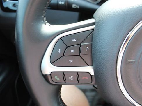 Used 2018 Jeep Compass Latitude FWD image 13