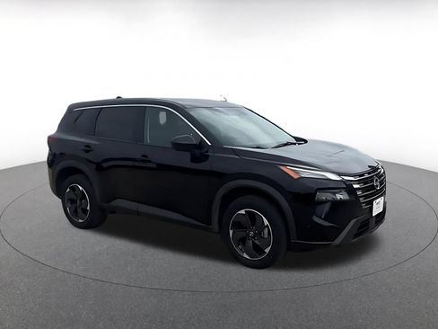 Used 2025 Nissan Rogue SV AWD/4WD image 2