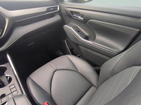 Used 2024 Toyota Highlander XLE AWD/4WD image 12
