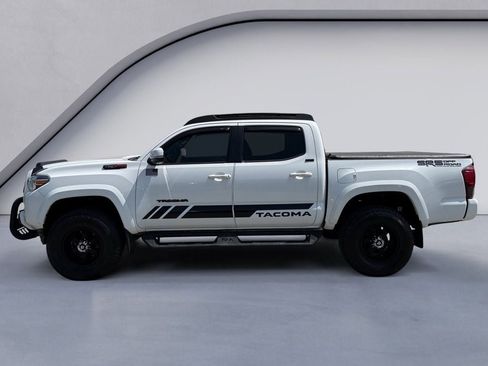 Used 2022 Toyota Tacoma SR5 w/ Technology Package RWD image 2