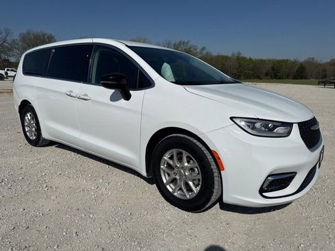 Used 2024 Chrysler Pacifica Touring-L FWD image 8