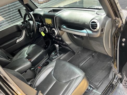 Used 2015 Jeep Wrangler Unlimited Sahara w/ Connectivity Group image 21