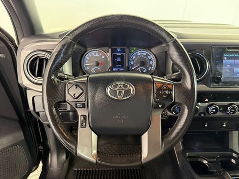 Used 2017 Toyota Tacoma TRD Sport w/ Tow Package (A/T) AWD/4WD image 14