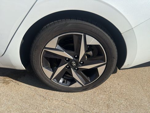 Used 2023 Hyundai Elantra Limited w/ Cargo Package FWD image 4