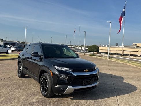 Used 2021 Chevrolet TrailBlazer LT w/ Convenience Package AWD/4WD image 2