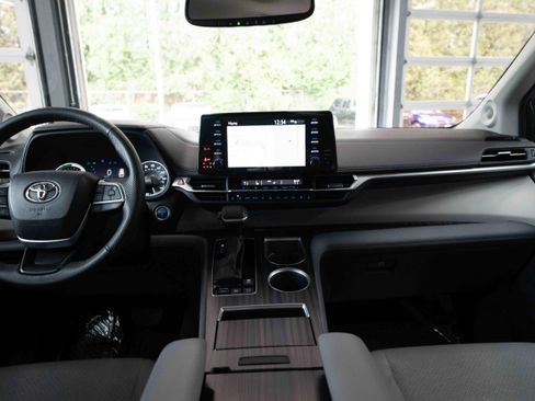 Used 2024 Toyota Sienna Limited AWD/4WD image 20