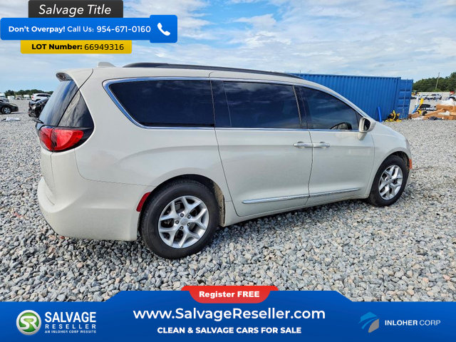 Used 2017 Chrysler Pacifica Touring-L FWD image 4