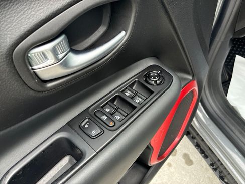 Used 2022 Jeep Renegade Trailhawk AWD/4WD image 13