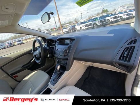 Used 2018 Ford Focus SE image 32