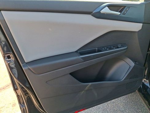 Used 2023 Volkswagen Taos SE w/ Panoramic Sunroof Package image 14