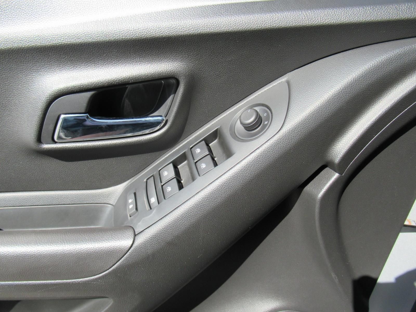Used 2020 Chevrolet Trax LT w/ LT Convenience Package FWD image 20