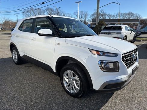 Certified 2025 Hyundai Venue SE image 4