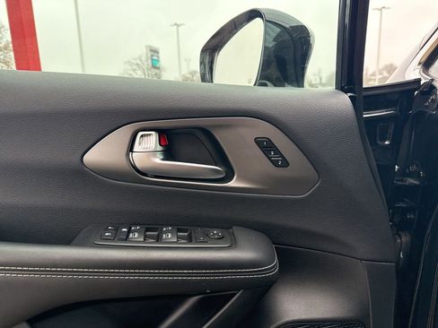 Used 2025 Chrysler Pacifica Select image 11