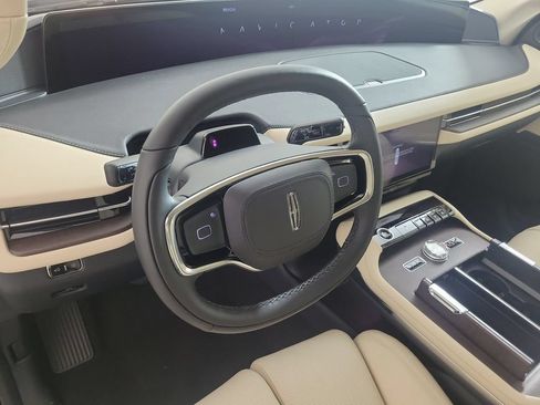 New 2027 Lincoln Navigator Premiere RWD image 17
