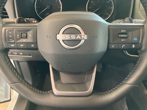 Used 2025 Nissan Rogue SV image 14