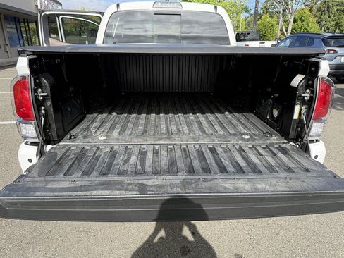 Used 2017 Toyota Tacoma Limited w/ Tow Package AWD/4WD image 19